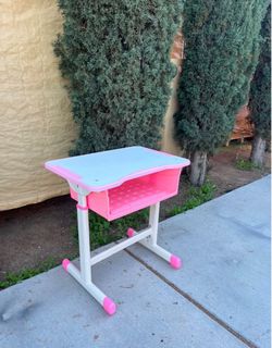 Adjustable girls desk!