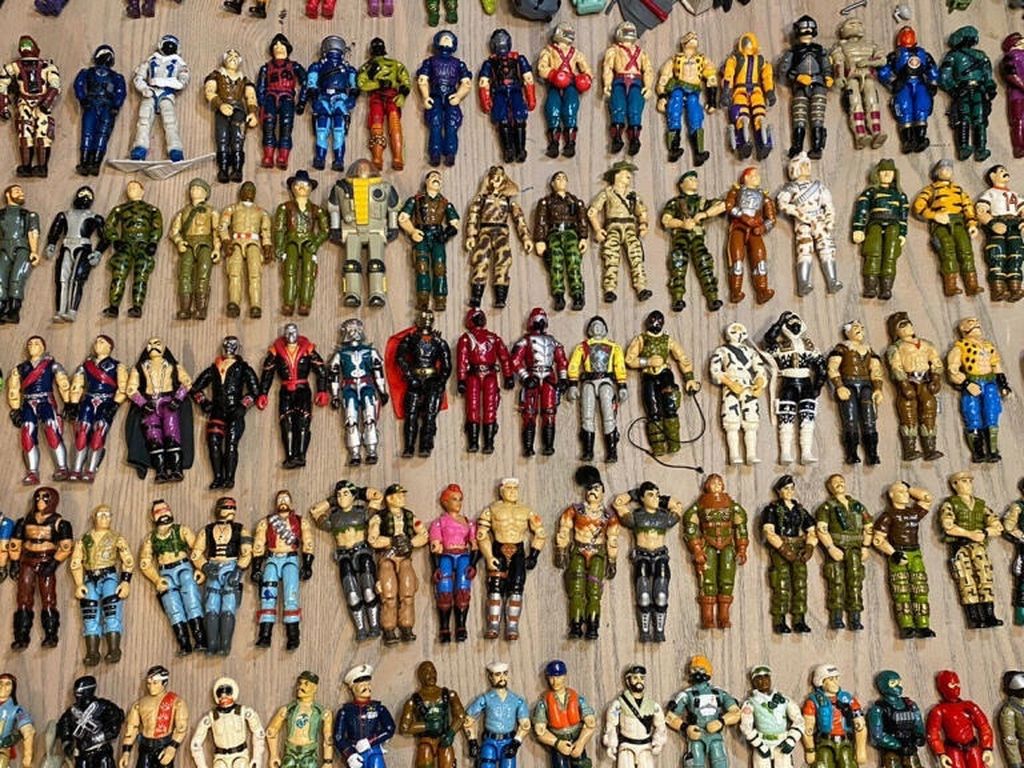 Collector seeking vintage old GI Joe toys dolls and action figures accessories 1960s 70s 80s g.i. Joes toy figure doll collector collectibles