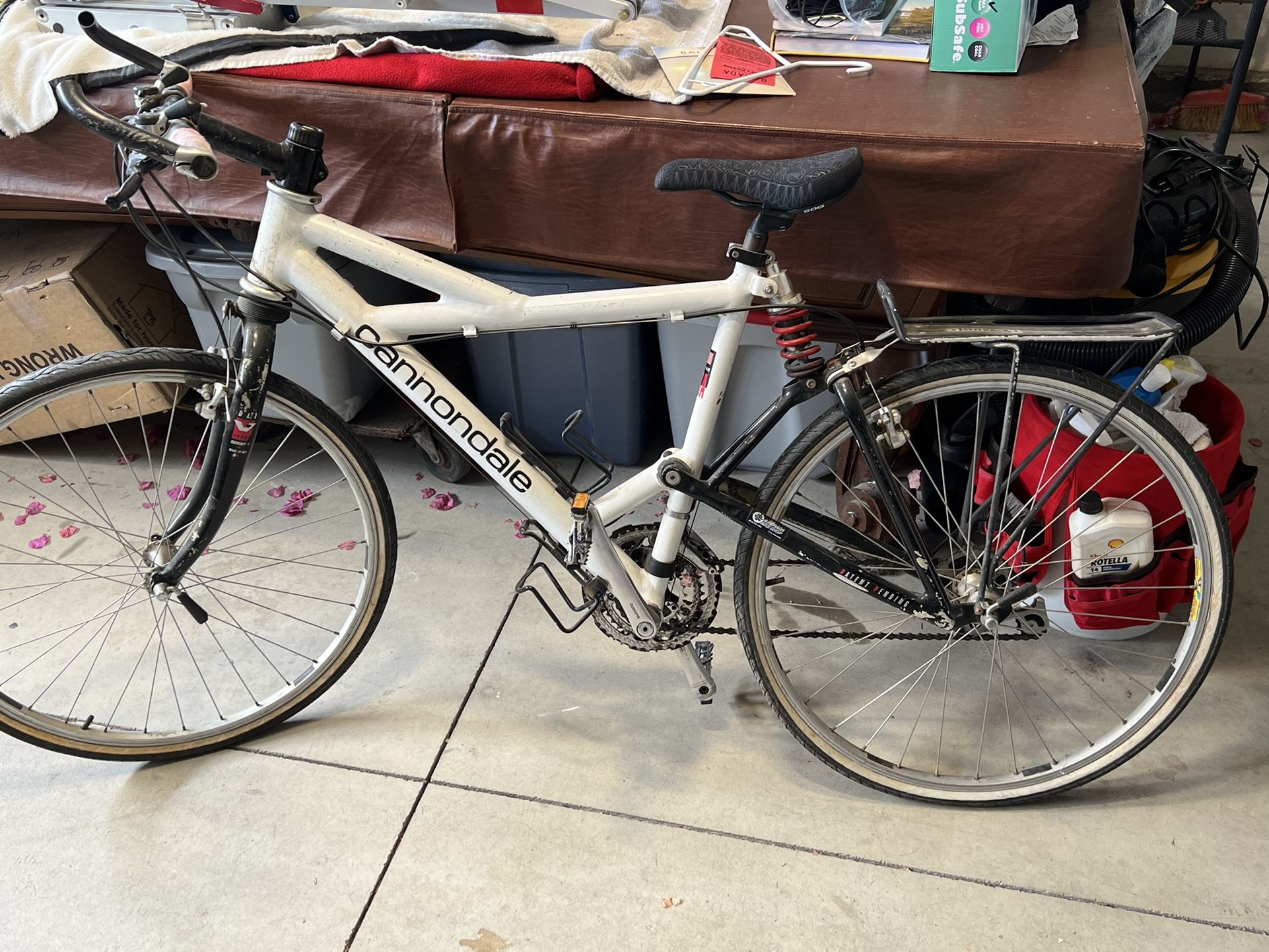 White Cannondale Mountain Bike