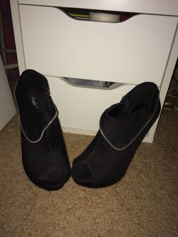 Closed platform peep toe heels