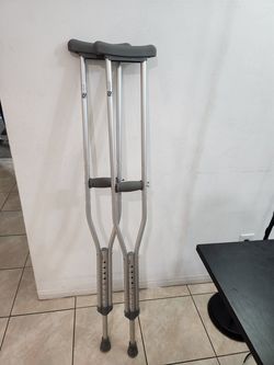 Crutches, adjustable height