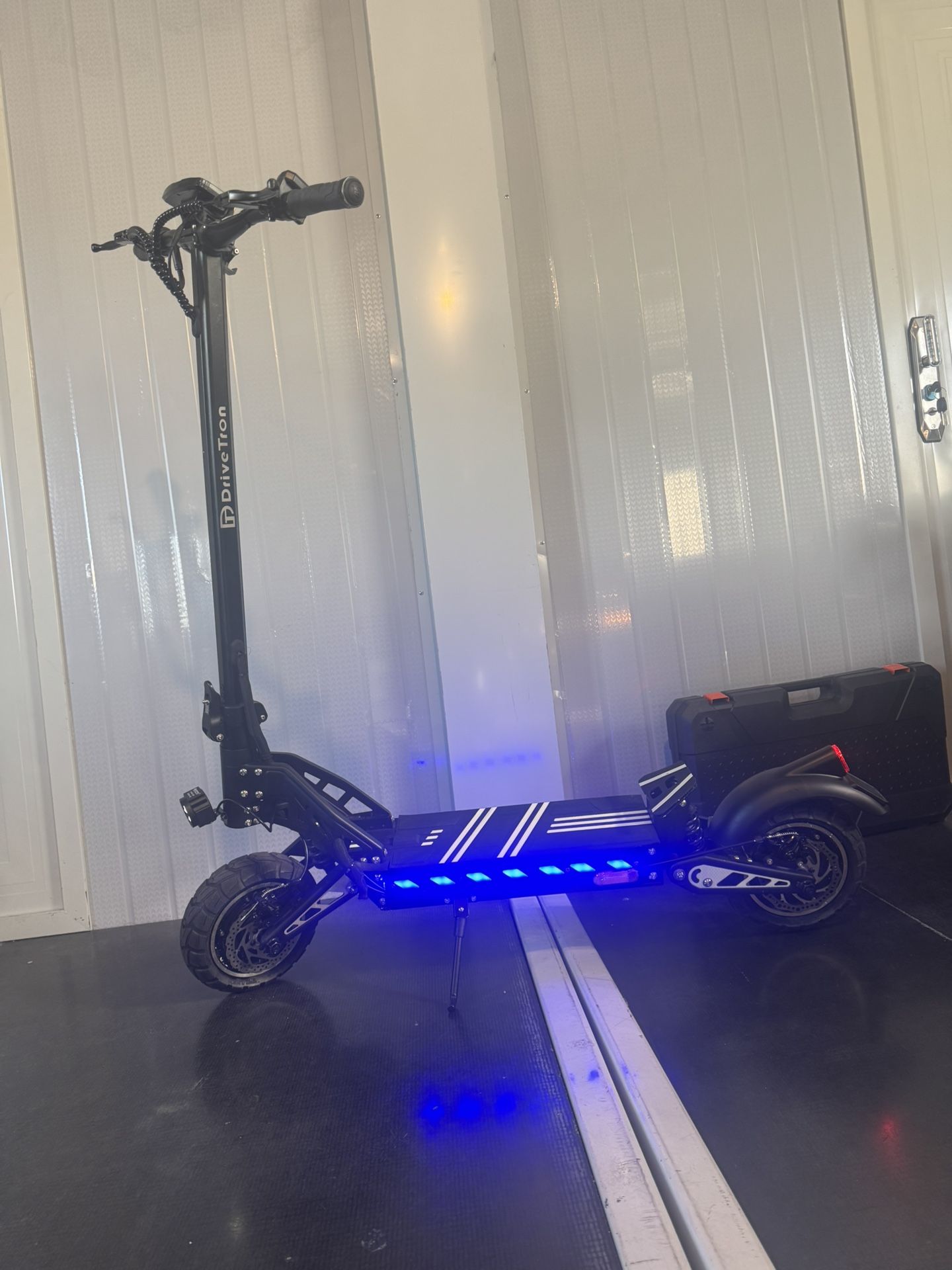 Dual-motor high-speed electric scooter