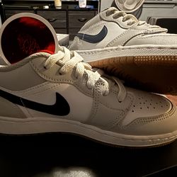 Jordan 1 lows size 4y gs