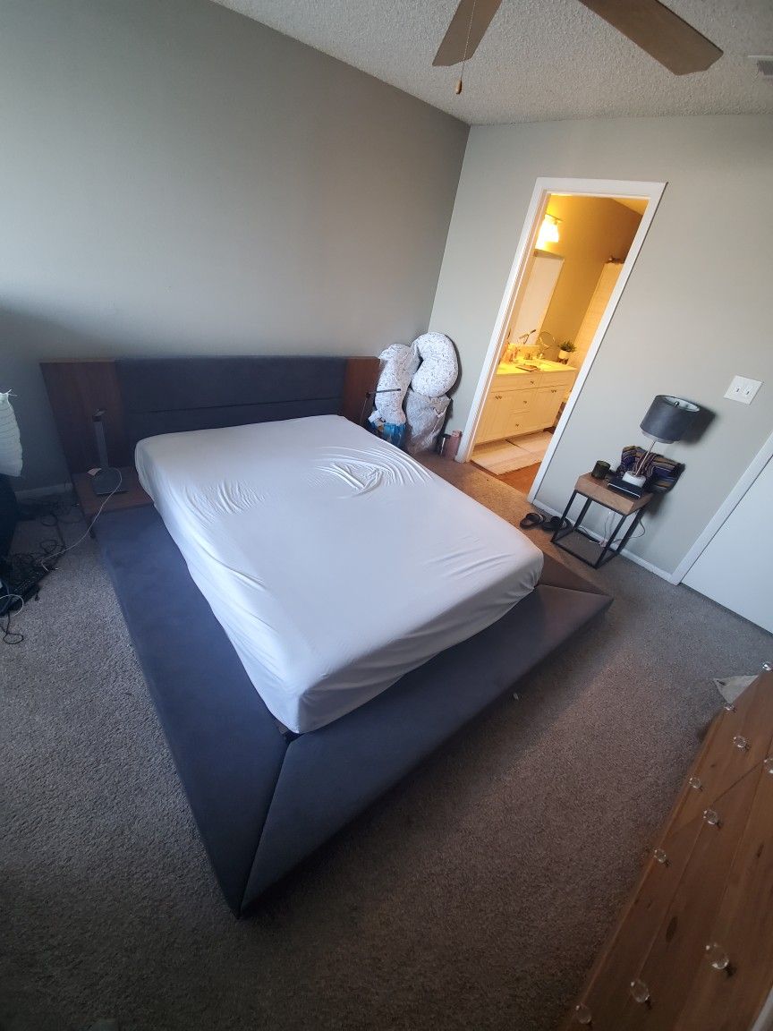Platform bed - Like new