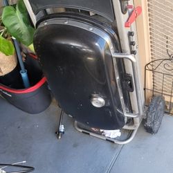 Traveler Portable Propane Gas Grill in Black