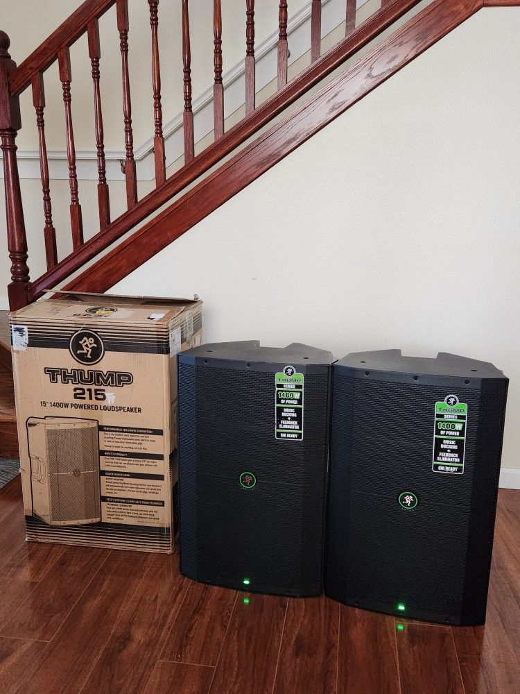 Mackie Thump (contact info removed)W 15" Powered PA Loudspeaker System (Pair)