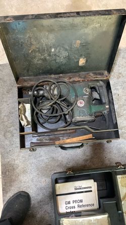 Electric jackhammer with bits