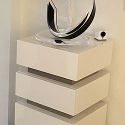 Grace White Large Pedestal with acrylic sculpture from ELDORADO