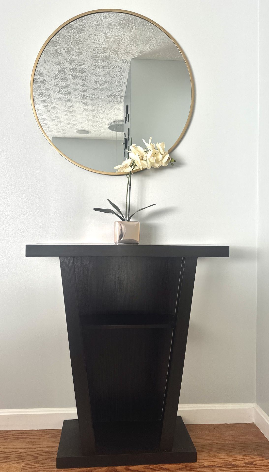 Accent  Or End Table With Free 30” Round Mirror 