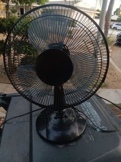 !! Tabletop Fan  Missing  The Back cover  Works Great