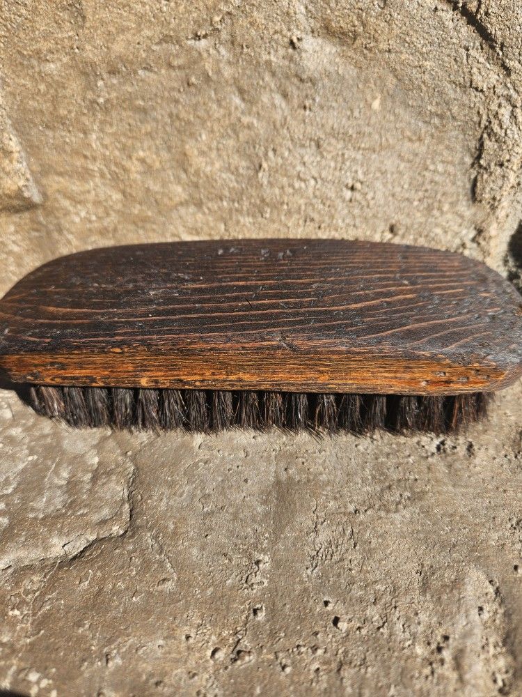 VINTAGE SHOE SHINE BRUSH. HORSE HAIR BRISLES.