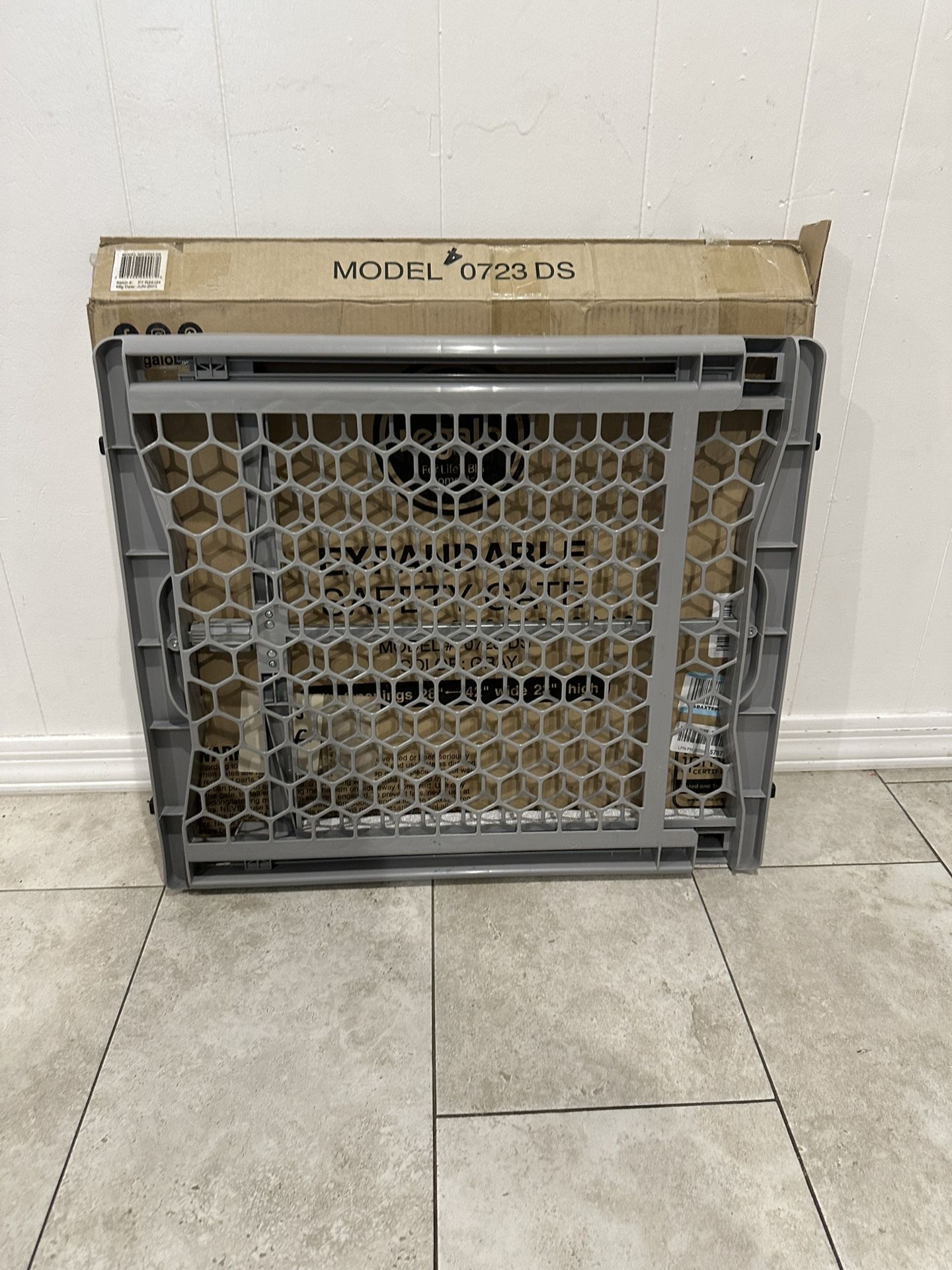Wide Pet Gate / Expandable Gate - Fits Openings 28” - 42”