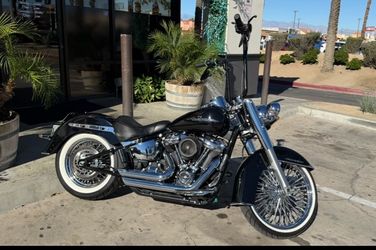 18 Harley Soft Tail Deluxe M8 Vance and Hines chrome exhaust