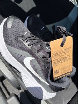 New Nike (women’s) size 7