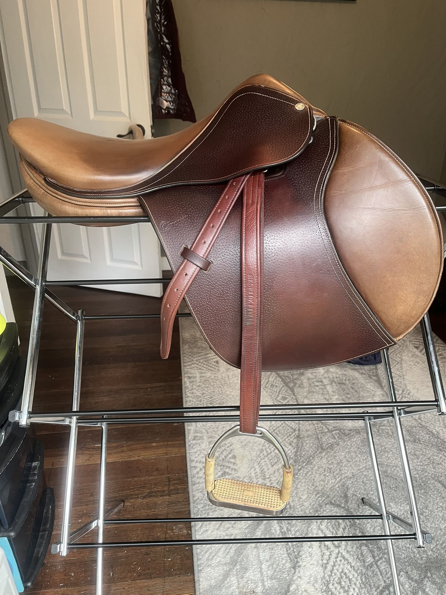 Dover Saddlery brand saddle, close contact