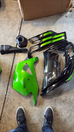 Kawasaki Zx14R factory body parts free!!!!