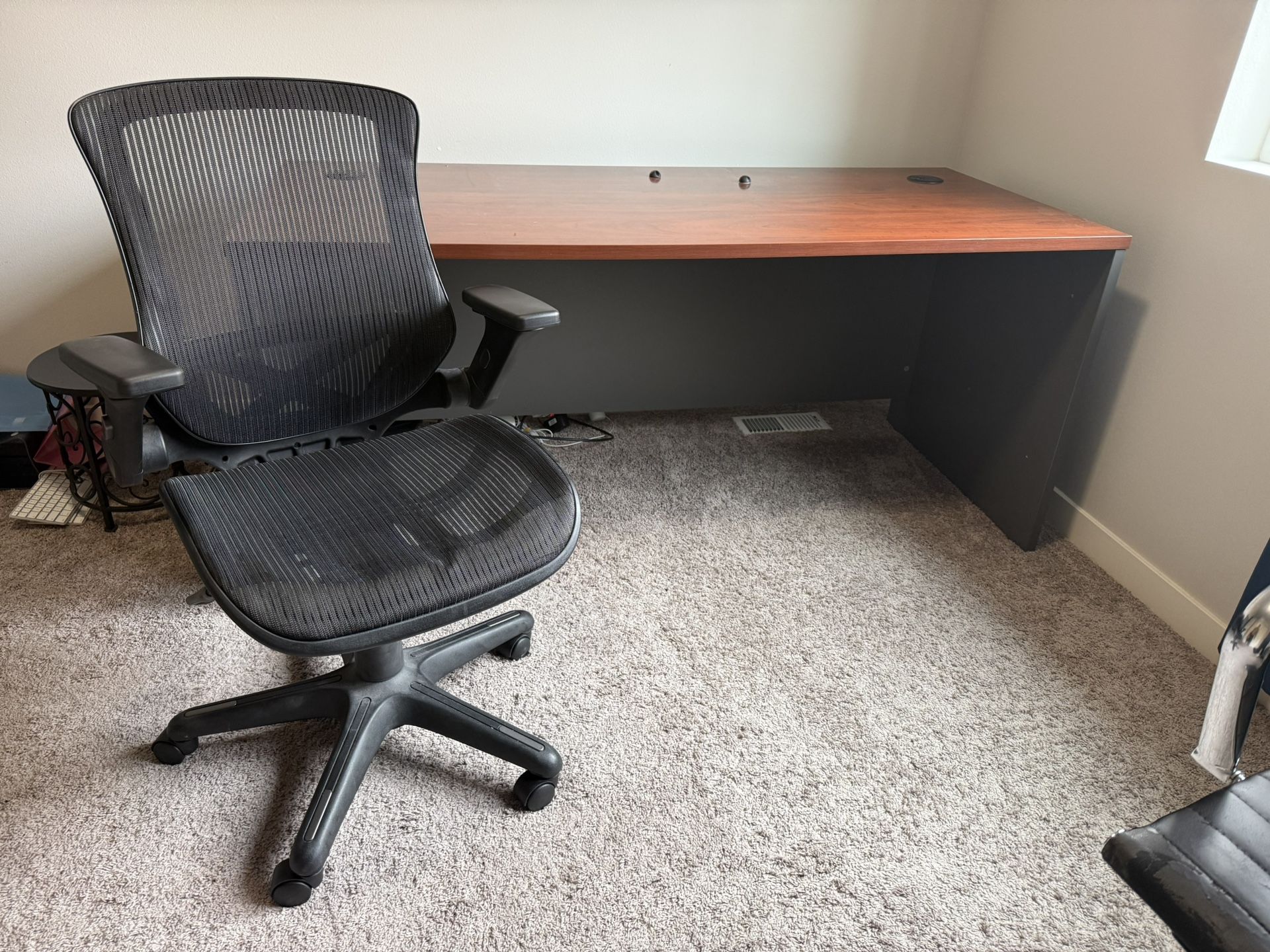 Office Chair & Desk Set – Excellent Condition