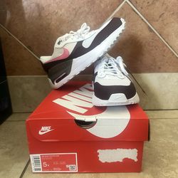 Nike size 5y/ 6.5w