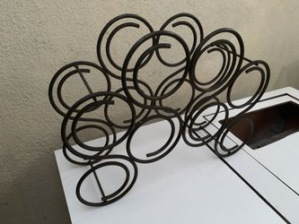 Wrought iron / metal wine rack for 8 bottles