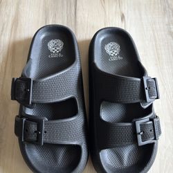 new Vince Camuto pool slides - size 9M / 39