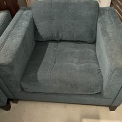 Cindy Crawford Rooms To Go Chair, Coffee Table And Two End Tables 