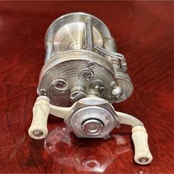 F170- Vintage Pflueger Summit No.1995 Baitcasting Fishing Reel Etched Face