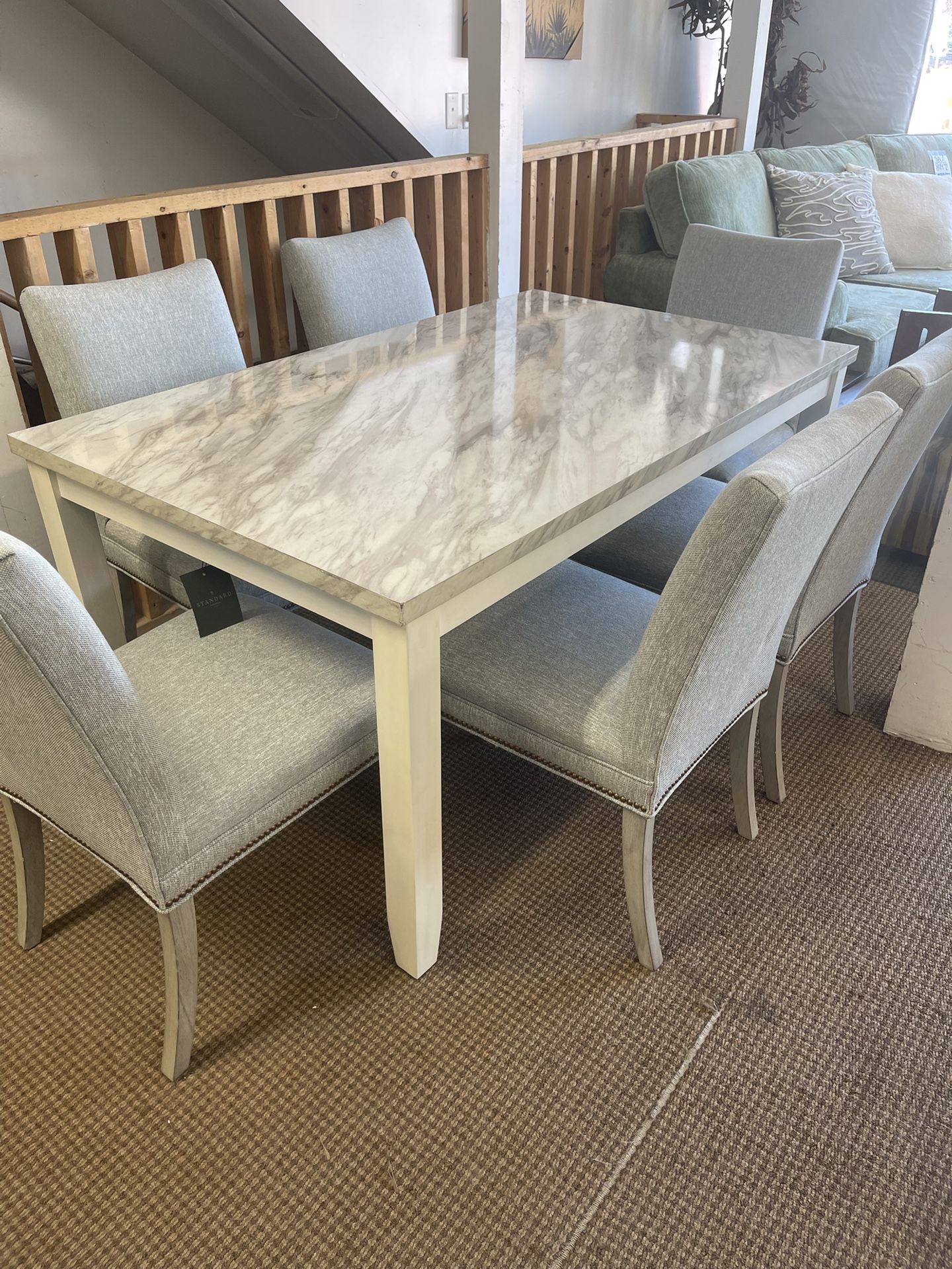 ELEGANT DINING TABLE WITH 6 CHAIRS