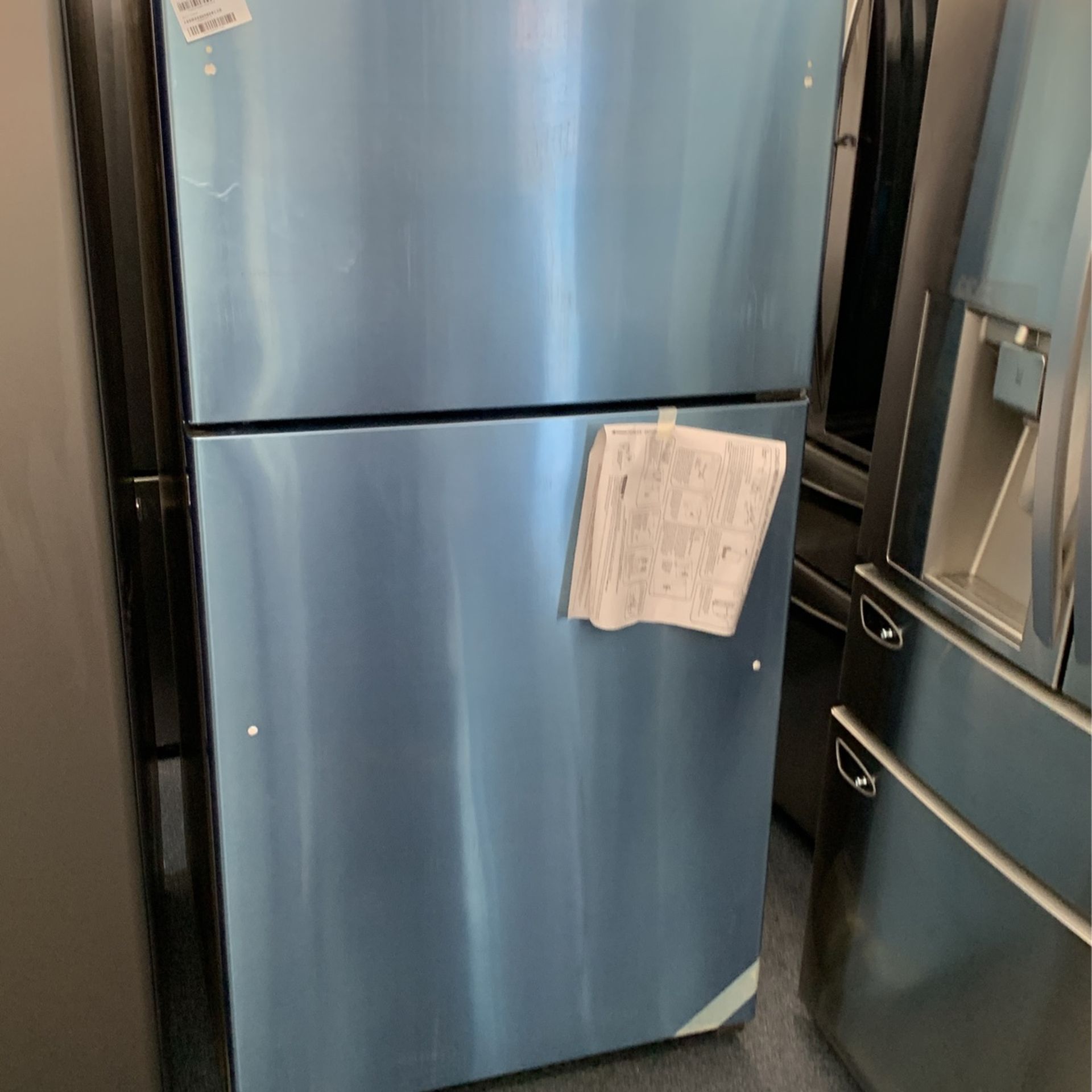 GE 32.5” 22 Cu Ft Top Freezer Refrigerator