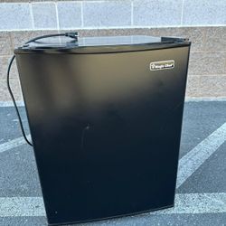 Magic Chef  2.6 Cu Ft Mini Fridge /refrigerador de 2.6 pies cubicos marca master chef 