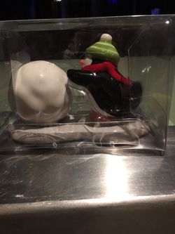 Hallmark New Penguin & Snowball Salt & Pepper Shaker set