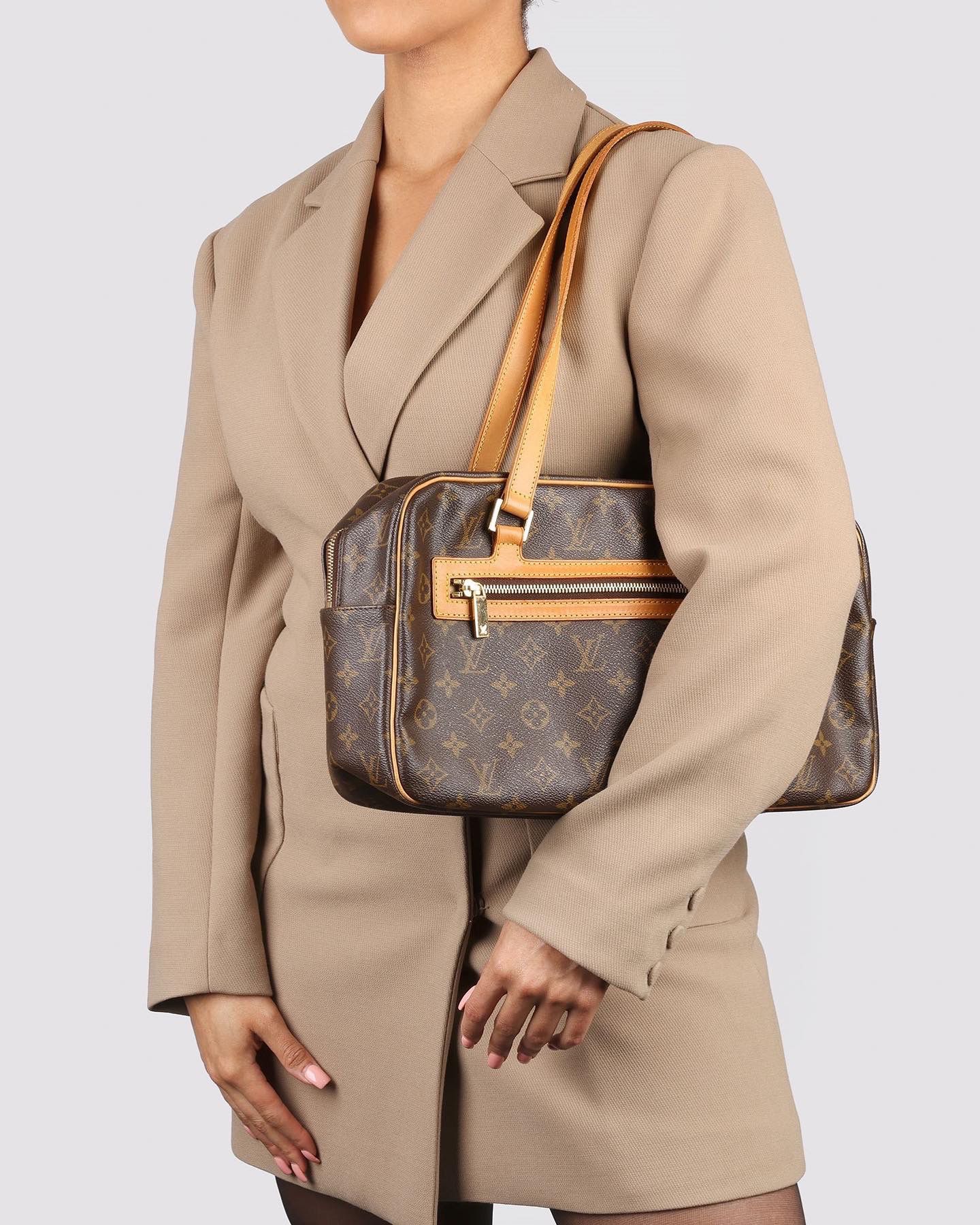 Góc chia sẻ] Túi xách Louis Vuitton chính hãng giá bao nhiêu