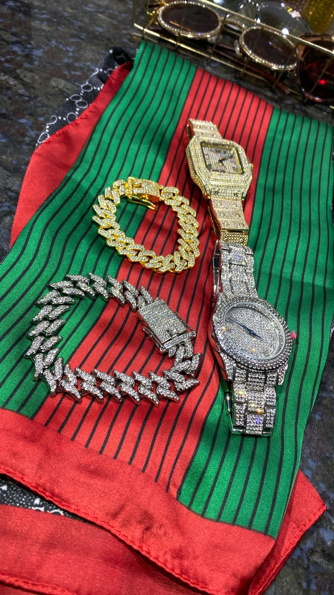 Four piece pack two bracelets to watch, yellow and white silver