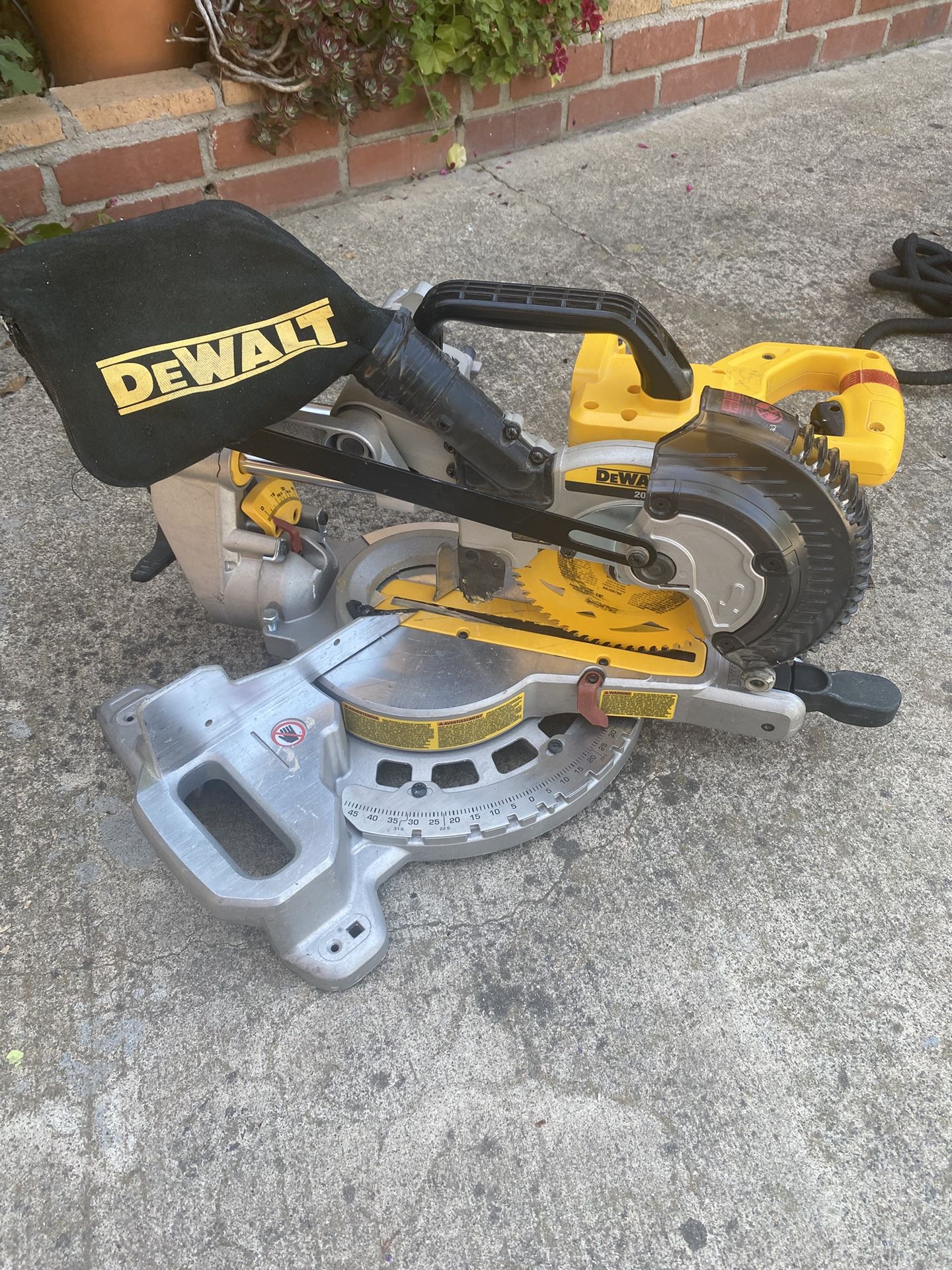 DeWALT 7.5” Cordless Miter Saw