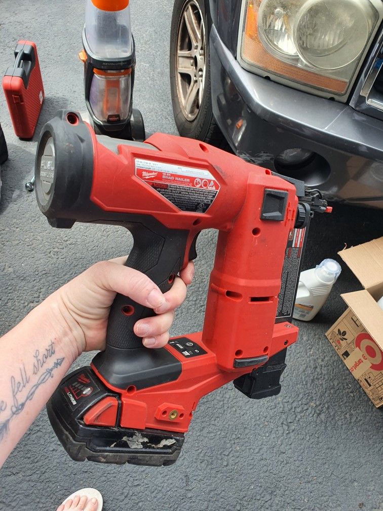 Milwaukee FUEL 18-Volt Lithium-Ion Brushless Cordless Gen II 18-Gauge Brad Nailer