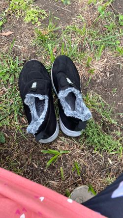 Tennis shoes