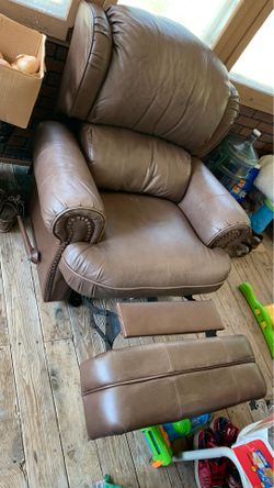 THROW ME OFFERS!!! GOOD CONDITION SOFA RECLINER PICK UP ONLY !!!