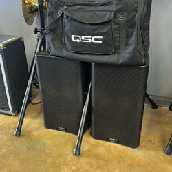 Qs C K2 Series Powered Speakers With Stands And Soft Case