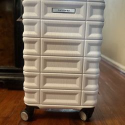 samsonite follett 24” spinner