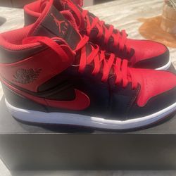 Air jordan 1 Mids… Size 10!