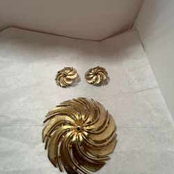 Sarah Coventry Gold Tone Earrings And Brooch