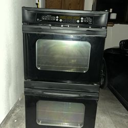 GE Has Double Oven and Gas Stovetop