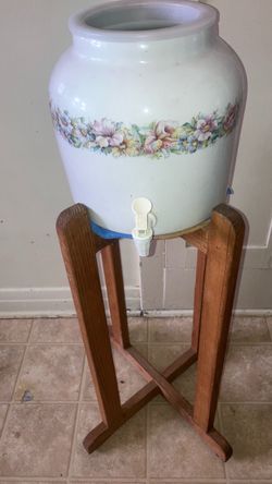 Water crock with stand