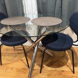 Dining table/2 chairs  (new)