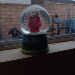 Peanuts Snoopy Snow Globe