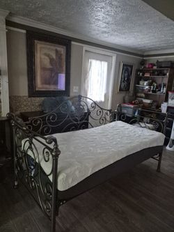 Complete iron daybed with mattress