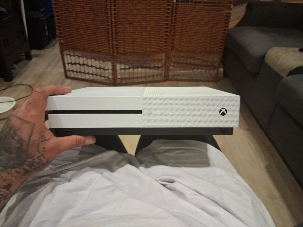 White Xbox One S