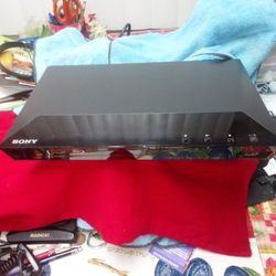 SONY BLUE RAY PLAYER      FEATURES  WI FI.   DOBLY TRUE HD.  DTS-HD MASTER AUDIO   IN GOOD CONDITION. MODEL  BDP -S2100