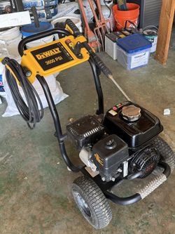 Powerful DeWalt gas pressure washer has 3600 PSI and 2.5 GPM. Unit features a Honda GX200 engine