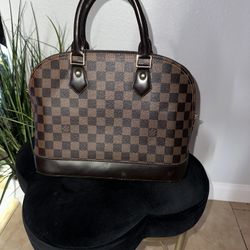 Women’s Louis Vuitton Purse 
