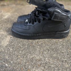 Black Nike Air Force Ones Mid